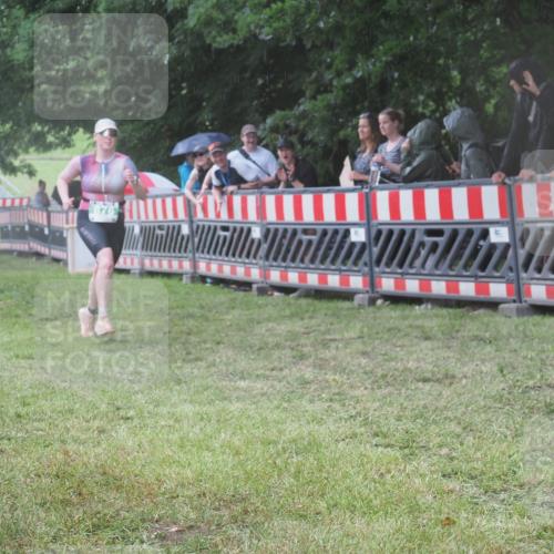 21.06.2025 - 27. Vierlanden-Triathlon KatJ http://msf.ph/oto/8033717 15.06.2025 13:45:48 Ziel 833, 876 meine-sportfotos.de