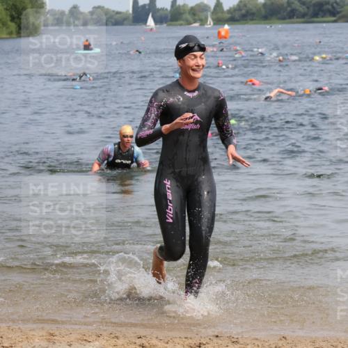 15.06.2025 - 27. Vierlanden-Triathlon Lena Gebhardt http://msf.ph/oto/8033719 15.06.2025 11:18:26 Schwimmen 908, 912, 933, 970 meine-sportfotos.de
