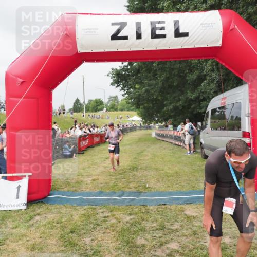21.06.2025 - 27. Vierlanden-Triathlon MichiJ http://msf.ph/oto/8033720 15.06.2026 12:56:17 Ziel 2, 1002 meine-sportfotos.de