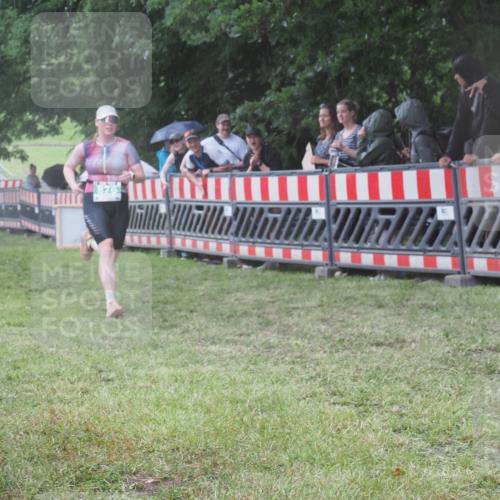 21.06.2025 - 27. Vierlanden-Triathlon KatJ http://msf.ph/oto/8033722 15.06.2025 13:45:48 Ziel 833, 876 meine-sportfotos.de