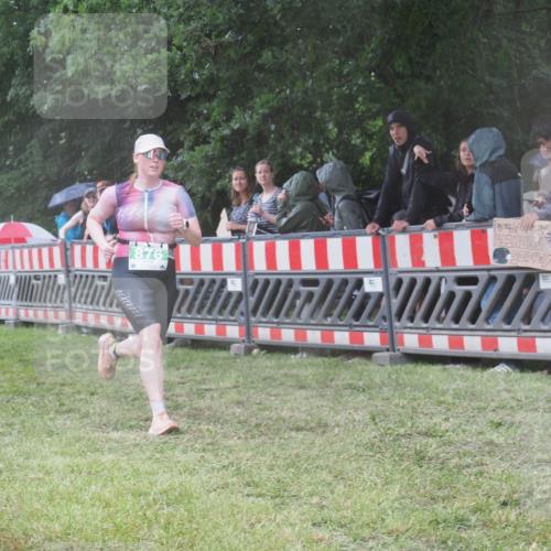 21.06.2025 - 27. Vierlanden-Triathlon KatJ http://msf.ph/oto/8033725 15.06.2025 13:45:49 Ziel 833, 876 meine-sportfotos.de