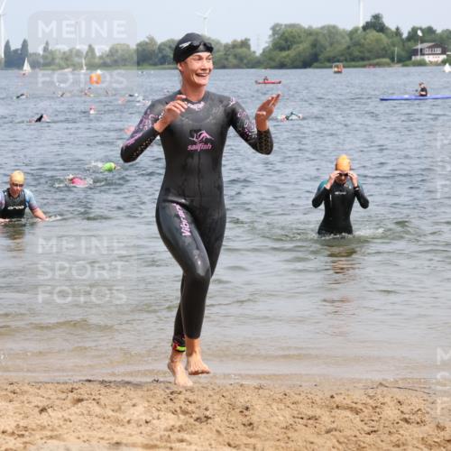 15.06.2025 - 27. Vierlanden-Triathlon Lena Gebhardt http://msf.ph/oto/8033734 15.06.2025 11:18:27 Schwimmen 908, 912, 933, 970 meine-sportfotos.de