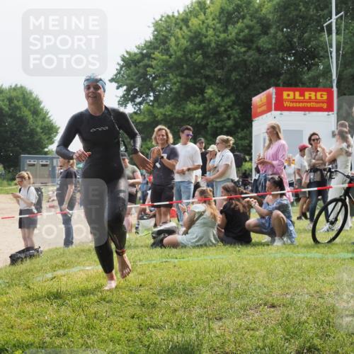 15.06.2025 - 27. Vierlanden-Triathlon KatJ http://msf.ph/oto/8033736 15.06.2025 11:16:54 Schwimmen 825, 888 meine-sportfotos.de