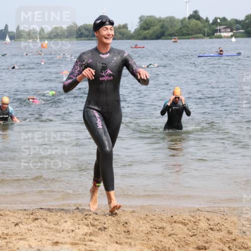 15.06.2025 - 27. Vierlanden-Triathlon Lena Gebhardt http://msf.ph/oto/8033740 15.06.2025 11:18:27 Schwimmen 908, 912, 933, 970 meine-sportfotos.de