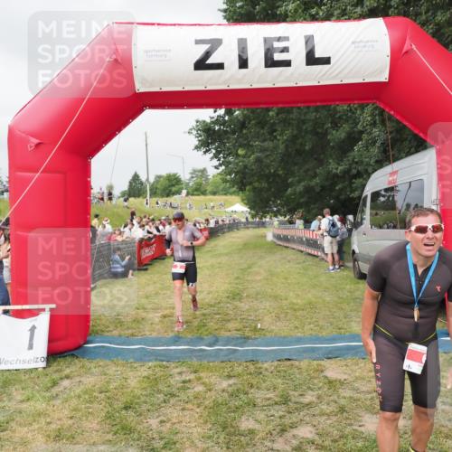 21.06.2025 - 27. Vierlanden-Triathlon MichiJ http://msf.ph/oto/8033742 15.06.2026 12:56:17 Ziel 2, 1002 meine-sportfotos.de