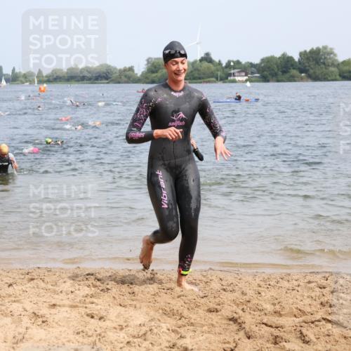 15.06.2025 - 27. Vierlanden-Triathlon Lena Gebhardt http://msf.ph/oto/8033746 15.06.2025 11:18:27 Schwimmen 908, 912, 933, 970 meine-sportfotos.de