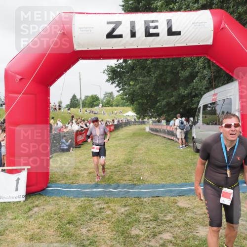 21.06.2025 - 27. Vierlanden-Triathlon MichiJ http://msf.ph/oto/8033747 15.06.2026 12:56:17 Ziel 2, 1002 meine-sportfotos.de