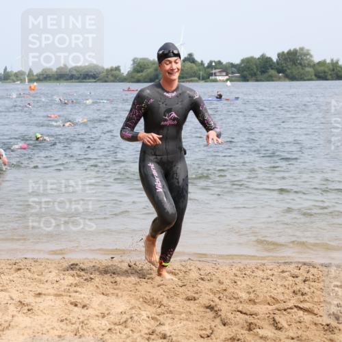 15.06.2025 - 27. Vierlanden-Triathlon Lena Gebhardt http://msf.ph/oto/8033751 15.06.2025 11:18:27 Schwimmen 908, 912, 933, 970 meine-sportfotos.de