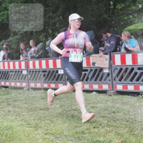 21.06.2025 - 27. Vierlanden-Triathlon KatJ http://msf.ph/oto/8033752 15.06.2025 13:45:49 Ziel 833, 876 meine-sportfotos.de