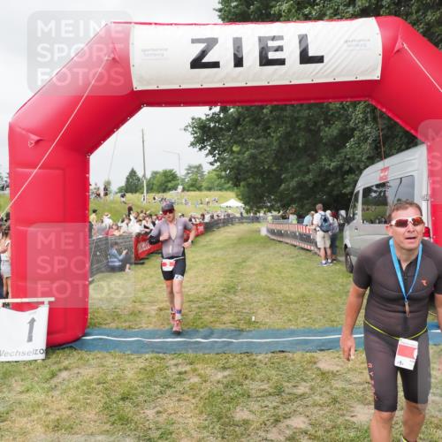 21.06.2025 - 27. Vierlanden-Triathlon MichiJ http://msf.ph/oto/8033753 15.06.2026 12:56:17 Ziel 2, 1002 meine-sportfotos.de