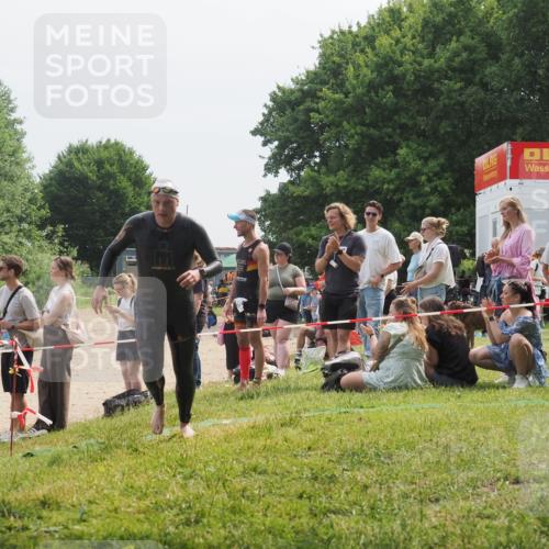 15.06.2025 - 27. Vierlanden-Triathlon KatJ http://msf.ph/oto/8033756 15.06.2025 11:16:59 Schwimmen 825, 888, 978 meine-sportfotos.de