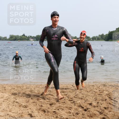 15.06.2025 - 27. Vierlanden-Triathlon Lena Gebhardt http://msf.ph/oto/8033759 15.06.2025 11:18:28 Schwimmen 908, 909, 912, 933, 970 meine-sportfotos.de
