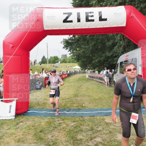 21.06.2025 - 27. Vierlanden-Triathlon MichiJ http://msf.ph/oto/8033763 15.06.2026 12:56:18 Ziel 2 meine-sportfotos.de