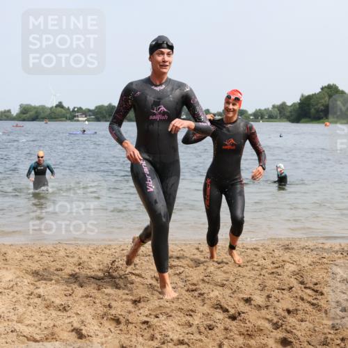 15.06.2025 - 27. Vierlanden-Triathlon Lena Gebhardt http://msf.ph/oto/8033764 15.06.2025 11:18:28 Schwimmen 908, 909, 912, 933, 970 meine-sportfotos.de