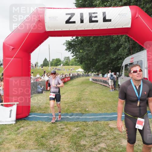 21.06.2025 - 27. Vierlanden-Triathlon MichiJ http://msf.ph/oto/8033768 15.06.2026 12:56:18 Ziel 2 meine-sportfotos.de