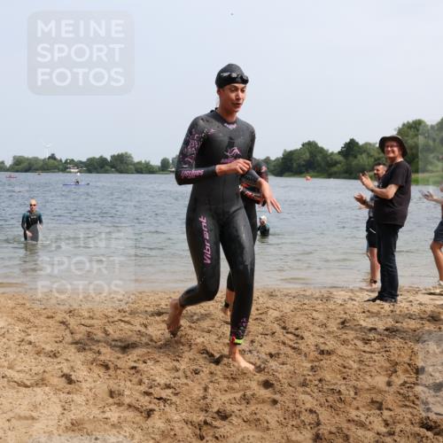 15.06.2025 - 27. Vierlanden-Triathlon Lena Gebhardt http://msf.ph/oto/8033769 15.06.2025 11:18:29 Schwimmen 909, 912, 925, 933, 970 meine-sportfotos.de