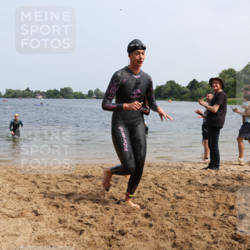 15.06.2025 - 27. Vierlanden-Triathlon Lena Gebhardt http://msf.ph/oto/8033774 15.06.2025 11:18:29 Schwimmen 909, 912, 925, 933, 970 meine-sportfotos.de