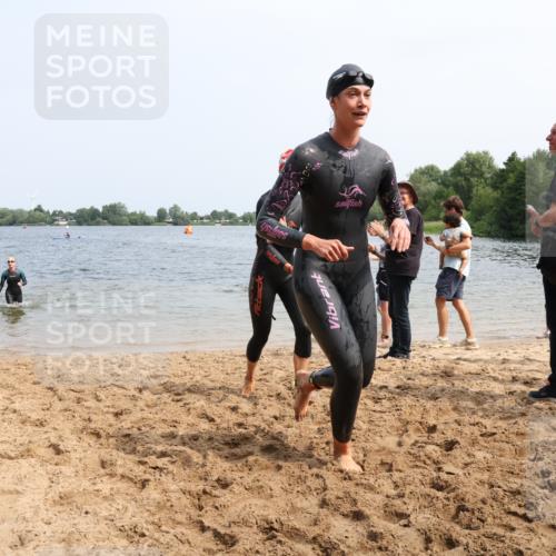 15.06.2025 - 27. Vierlanden-Triathlon Lena Gebhardt http://msf.ph/oto/8033779 15.06.2025 11:18:29 Schwimmen 909, 912, 925, 933, 970 meine-sportfotos.de