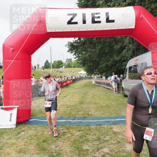 21.06.2025 - 27. Vierlanden-Triathlon MichiJ http://msf.ph/oto/8033783 15.06.2026 12:56:18 Ziel 2 meine-sportfotos.de
