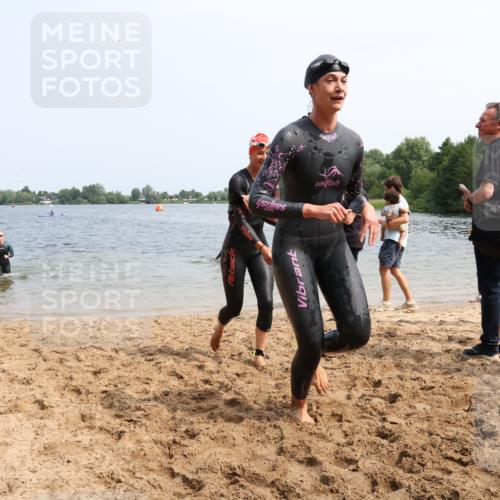 15.06.2025 - 27. Vierlanden-Triathlon Lena Gebhardt http://msf.ph/oto/8033785 15.06.2025 11:18:29 Schwimmen 909, 912, 925, 933, 970 meine-sportfotos.de