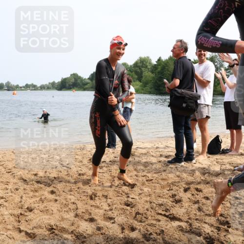 15.06.2025 - 27. Vierlanden-Triathlon Lena Gebhardt http://msf.ph/oto/8033787 15.06.2025 11:18:30 Schwimmen 909, 912, 925, 933, 970 meine-sportfotos.de
