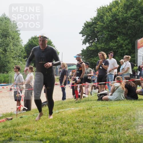 15.06.2025 - 27. Vierlanden-Triathlon KatJ http://msf.ph/oto/8033790 15.06.2025 11:17:00 Schwimmen 825, 888, 978 meine-sportfotos.de