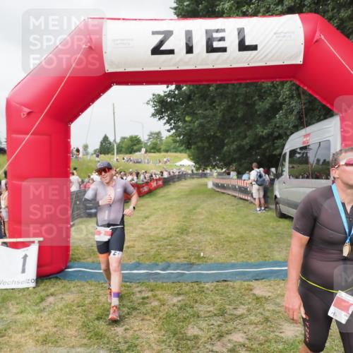 21.06.2025 - 27. Vierlanden-Triathlon MichiJ http://msf.ph/oto/8033791 15.06.2026 12:56:18 Ziel 2 meine-sportfotos.de
