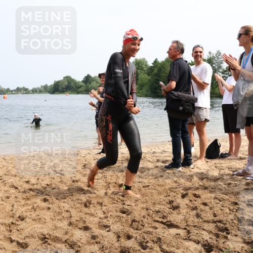 15.06.2025 - 27. Vierlanden-Triathlon Lena Gebhardt http://msf.ph/oto/8033801 15.06.2025 11:18:30 Schwimmen 909, 912, 925, 933, 970 meine-sportfotos.de