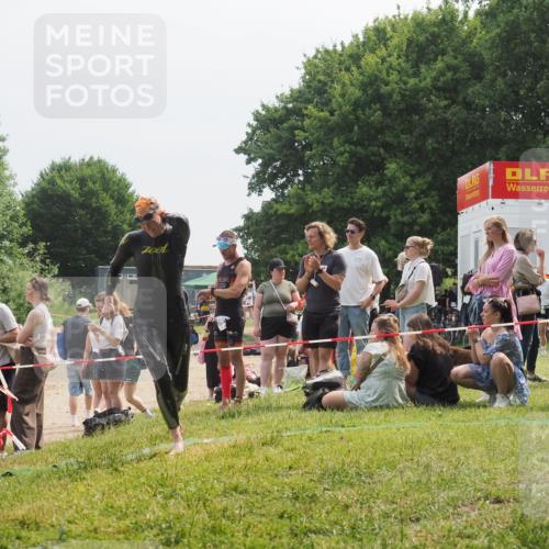 15.06.2025 - 27. Vierlanden-Triathlon KatJ http://msf.ph/oto/8033818 15.06.2025 11:17:06 Schwimmen 825, 945, 978 meine-sportfotos.de