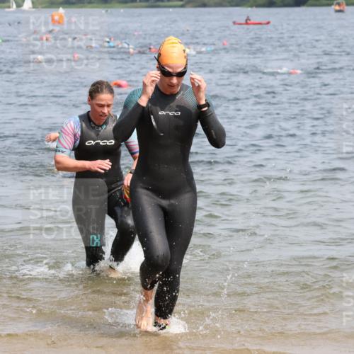 15.06.2025 - 27. Vierlanden-Triathlon Lena Gebhardt http://msf.ph/oto/8033822 15.06.2025 11:18:34 Schwimmen 909, 912, 925, 939, 970 meine-sportfotos.de