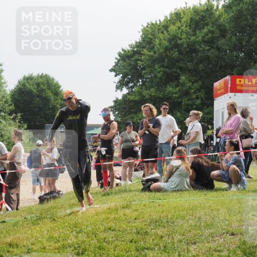 15.06.2025 - 27. Vierlanden-Triathlon KatJ http://msf.ph/oto/8033828 15.06.2025 11:17:06 Schwimmen 825, 945, 978 meine-sportfotos.de