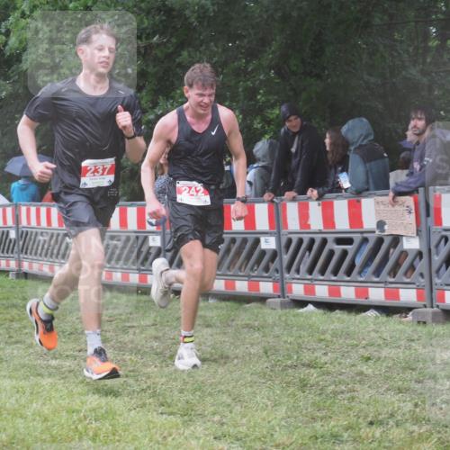 21.06.2025 - 27. Vierlanden-Triathlon KatJ http://msf.ph/oto/8033829 15.06.2025 13:46:06 Ziel 237, 242 meine-sportfotos.de