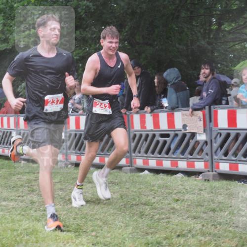 21.06.2025 - 27. Vierlanden-Triathlon KatJ http://msf.ph/oto/8033832 15.06.2025 13:46:06 Ziel 237, 242 meine-sportfotos.de