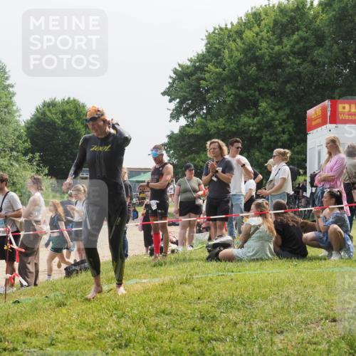15.06.2025 - 27. Vierlanden-Triathlon KatJ http://msf.ph/oto/8033834 15.06.2025 11:17:06 Schwimmen 825, 945, 978 meine-sportfotos.de