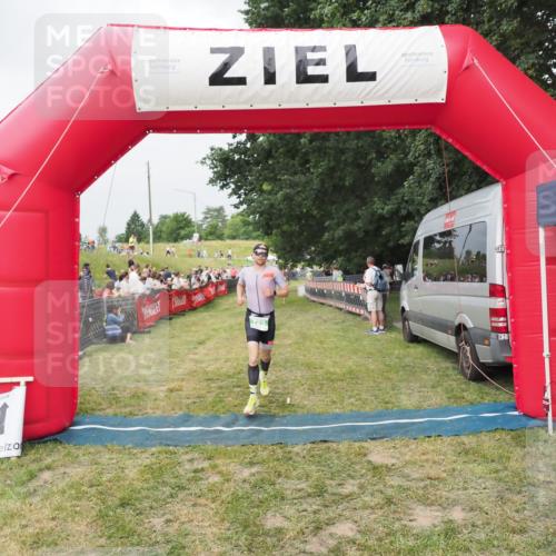 21.06.2025 - 27. Vierlanden-Triathlon MichiJ http://msf.ph/oto/8033838 15.06.2026 12:56:43 Ziel 725, 1004, 1006, 1007 meine-sportfotos.de