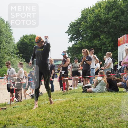 15.06.2025 - 27. Vierlanden-Triathlon KatJ http://msf.ph/oto/8033839 15.06.2025 11:17:06 Schwimmen 825, 945, 978 meine-sportfotos.de