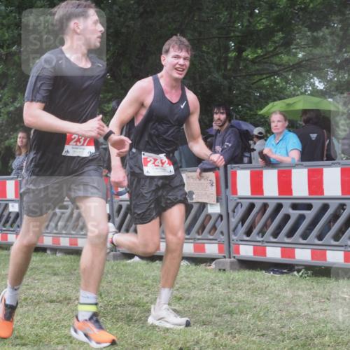 21.06.2025 - 27. Vierlanden-Triathlon KatJ http://msf.ph/oto/8033840 15.06.2025 13:46:06 Ziel 237, 242 meine-sportfotos.de