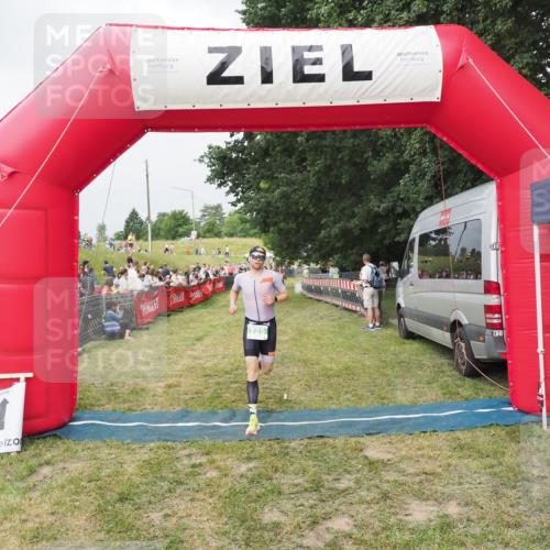 21.06.2025 - 27. Vierlanden-Triathlon MichiJ http://msf.ph/oto/8033843 15.06.2026 12:56:43 Ziel 725, 1004, 1006, 1007 meine-sportfotos.de