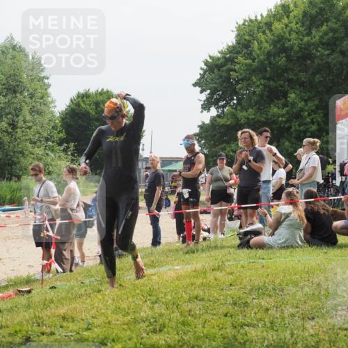 15.06.2025 - 27. Vierlanden-Triathlon KatJ http://msf.ph/oto/8033844 15.06.2025 11:17:06 Schwimmen 825, 945, 978 meine-sportfotos.de