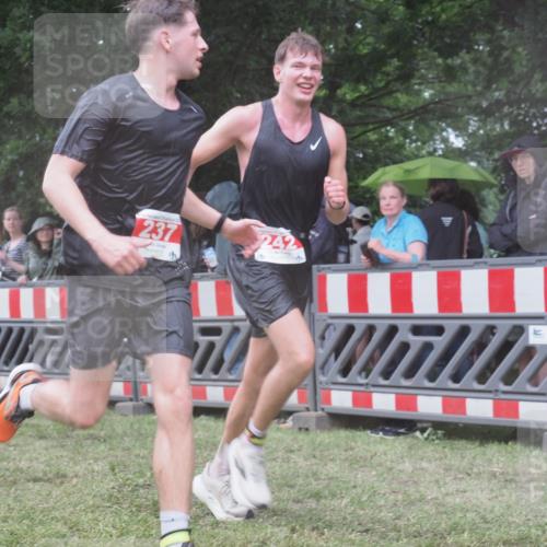 21.06.2025 - 27. Vierlanden-Triathlon KatJ http://msf.ph/oto/8033847 15.06.2025 13:46:06 Ziel 237, 242 meine-sportfotos.de