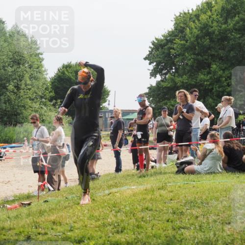 15.06.2025 - 27. Vierlanden-Triathlon KatJ http://msf.ph/oto/8033851 15.06.2025 11:17:07 Schwimmen 825, 945, 978 meine-sportfotos.de