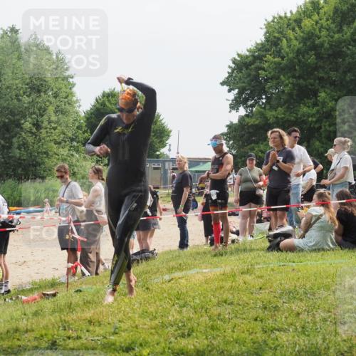 15.06.2025 - 27. Vierlanden-Triathlon KatJ http://msf.ph/oto/8033856 15.06.2025 11:17:07 Schwimmen 825, 945, 978 meine-sportfotos.de