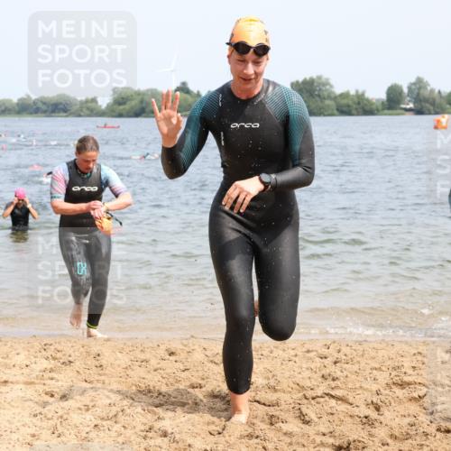 15.06.2025 - 27. Vierlanden-Triathlon Lena Gebhardt http://msf.ph/oto/8033858 15.06.2025 11:18:37 Schwimmen 885, 909, 912, 925, 939, 970 meine-sportfotos.de