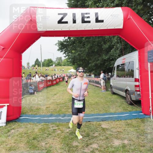 21.06.2025 - 27. Vierlanden-Triathlon MichiJ http://msf.ph/oto/8033861 15.06.2026 12:56:44 Ziel 725, 1004, 1006, 1007 meine-sportfotos.de