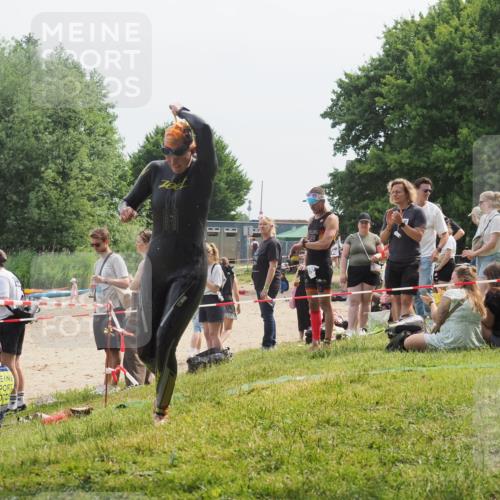 15.06.2025 - 27. Vierlanden-Triathlon KatJ http://msf.ph/oto/8033864 15.06.2025 11:17:07 Schwimmen 825, 945, 978 meine-sportfotos.de