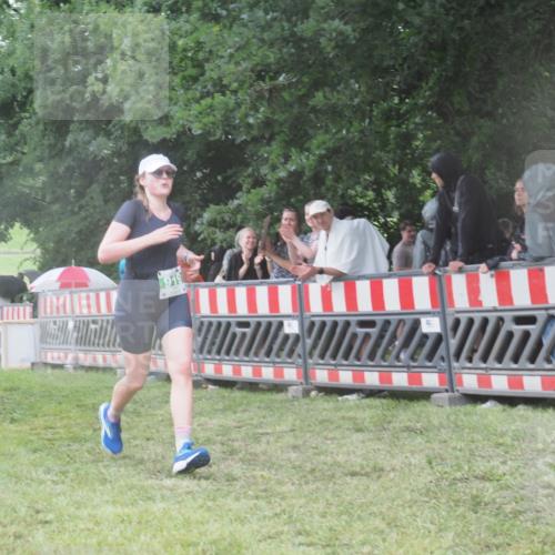 21.06.2025 - 27. Vierlanden-Triathlon KatJ http://msf.ph/oto/8033865 15.06.2025 13:46:45 Ziel 919 meine-sportfotos.de