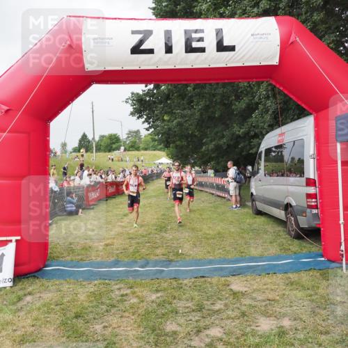 21.06.2025 - 27. Vierlanden-Triathlon MichiJ http://msf.ph/oto/8033866 15.06.2026 12:56:46 Ziel 725, 1004, 1006, 1007, 1008 meine-sportfotos.de