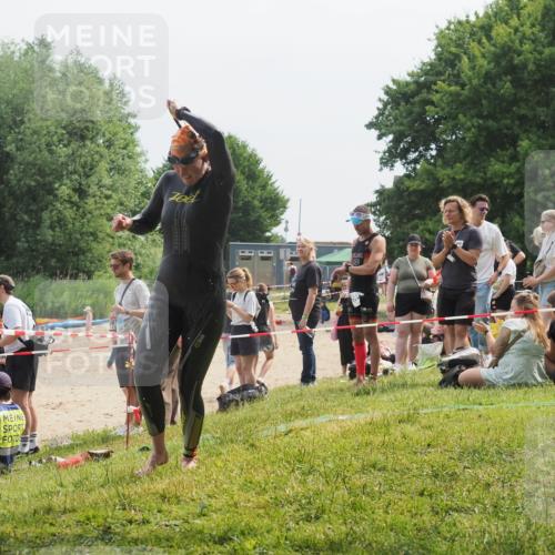 15.06.2025 - 27. Vierlanden-Triathlon KatJ http://msf.ph/oto/8033870 15.06.2025 11:17:07 Schwimmen 825, 945, 978 meine-sportfotos.de
