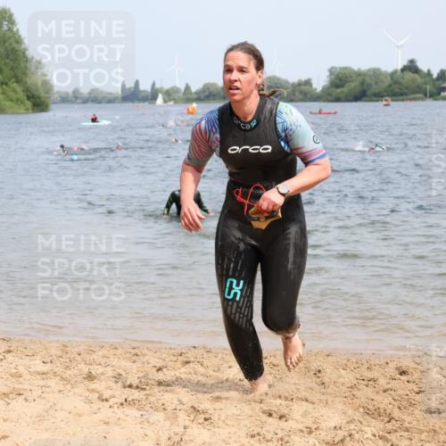 15.06.2025 - 27. Vierlanden-Triathlon Lena Gebhardt http://msf.ph/oto/8033875 15.06.2025 11:18:39 Schwimmen 885, 909, 912, 925, 939 meine-sportfotos.de