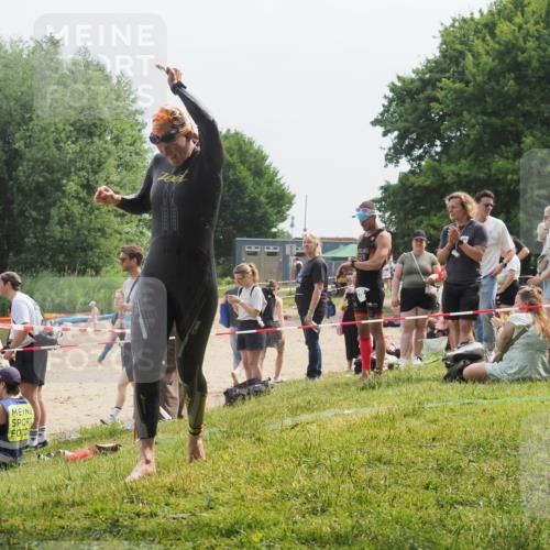15.06.2025 - 27. Vierlanden-Triathlon KatJ http://msf.ph/oto/8033877 15.06.2025 11:17:07 Schwimmen 825, 945, 978 meine-sportfotos.de